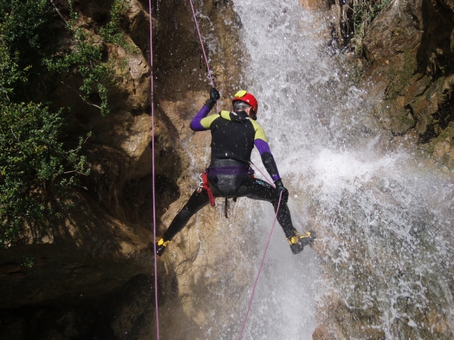 Practicar rappel en un barranco